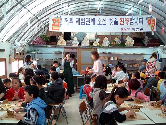 흙놀이 체험에 열중인 여수 시전초등학교 3학년 학생들 